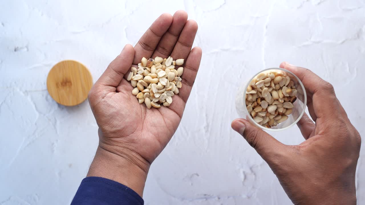 땅콩 한 손과 땅콩 한 유리 항아리