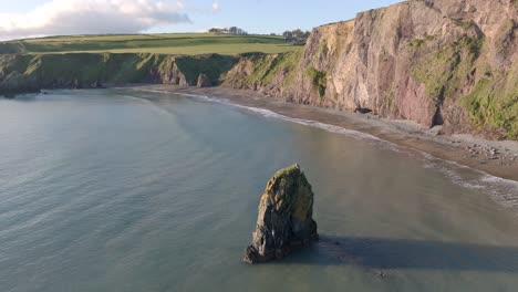 Drohne-Bei-Voller-Flut,-Meeresstapel-Und-Klippen,-Versteckter-Strand,-Kupferküste,-Waterford,-Irland