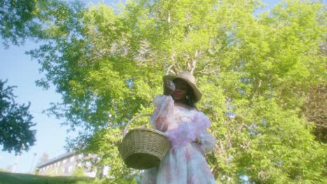 Mujer-Negra-Caminando-En-El-Parque-Vestida-Con-Canasta-De-ángulo-Bajo