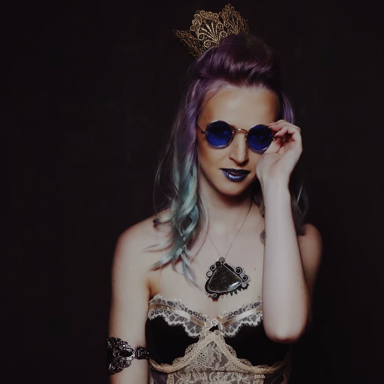 una foto de estudio colorida de una chica modelo divertida.