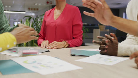 diversos colegas de negocios masculinos y femeninos que se unen en la oficina