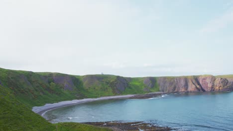 Castle-Haven-Sea-Bay-Con-Escarpados-Acantilados-De-Hierba-En-Escocia