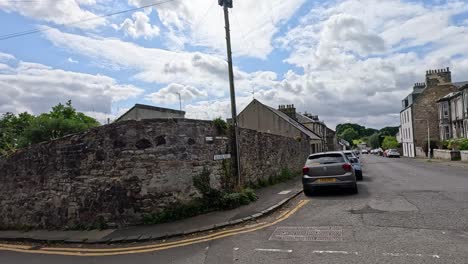 carretera que conduce al campo de golf en fife, escocia