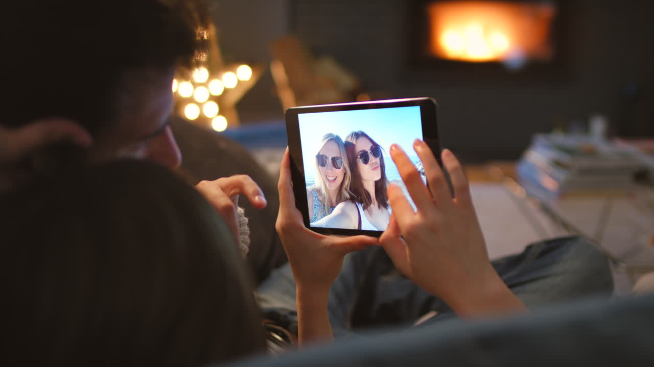 amigos de video chat en el hogar