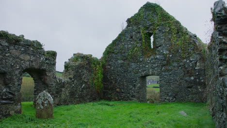 Ruina-De-Una-Antigua-Iglesia-De-Piedra-Con-Tumbas-Irlanda