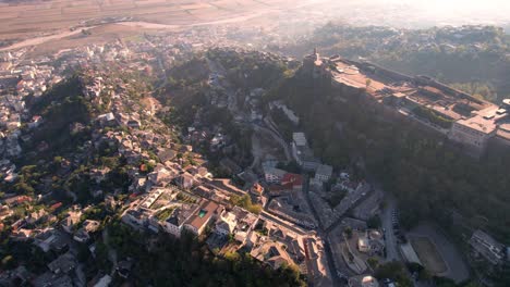 foto aérea del impresionante castillo en la ciudad medieval de gjirokaster en albania