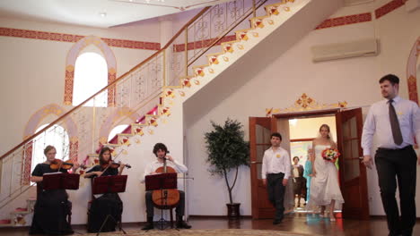 Band-playing-as-the-bride-enters-the-room