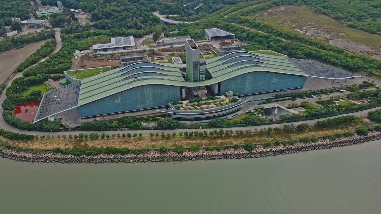 dron aéreo en círculos de la instalación de tratamiento de residuos de lodos de t park en tuen mun