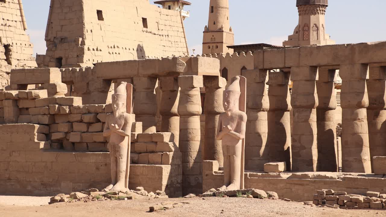 panorámica de las ruinas del antiguo templo de luxor con una mezquita y un minarete
