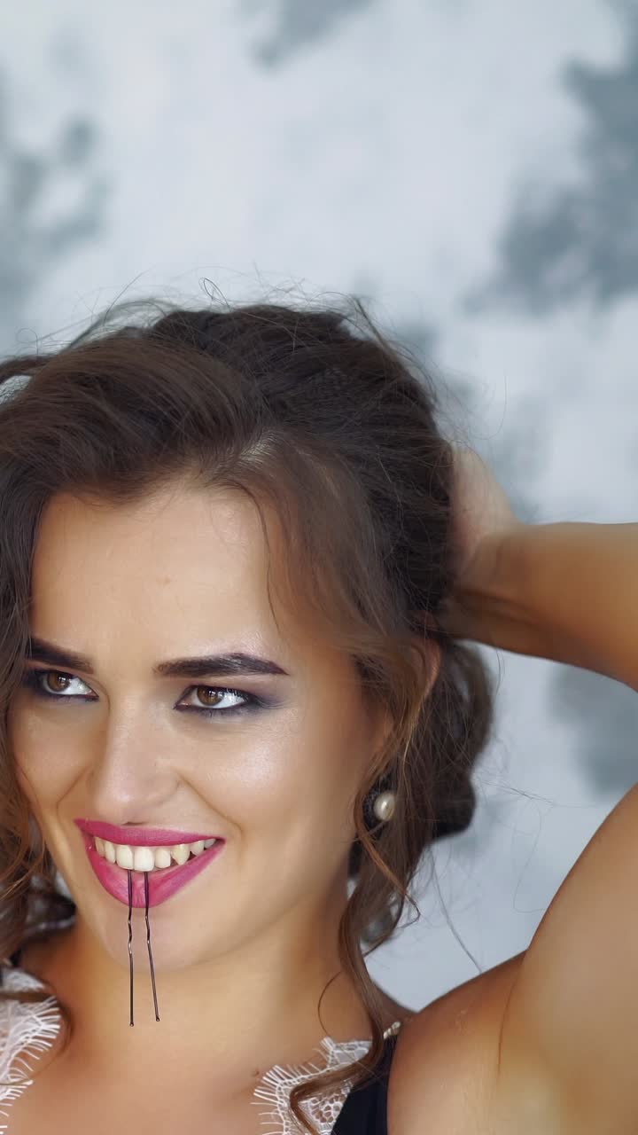 Bella donna si rilassa sul pavimento. Bella donna in intimo nero si rilassa sul pavimento