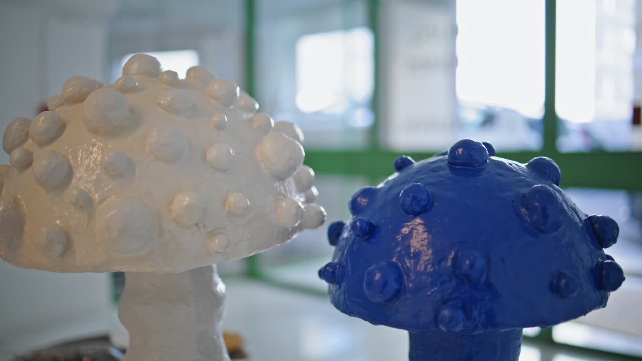 크로즈업 아름다운 인테리어 조각 실내에서 창의적인 파란  버섯