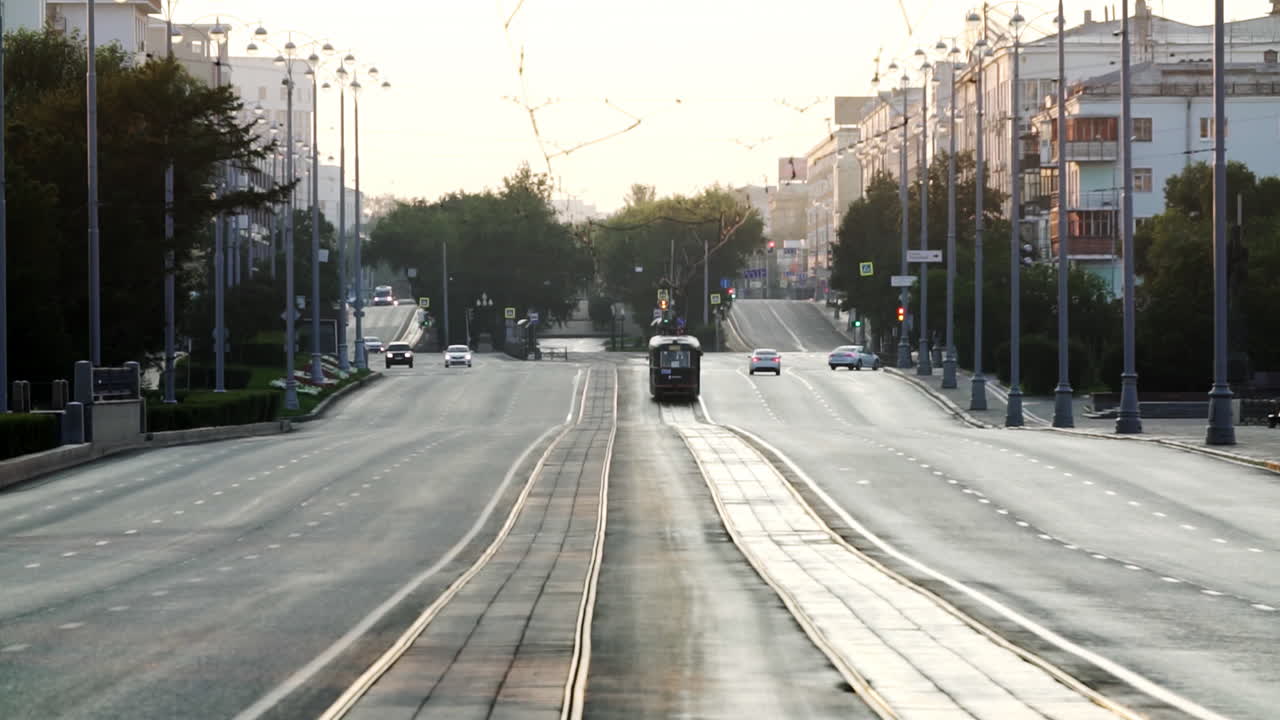 городский вид на улицу с трамваем на рассвете