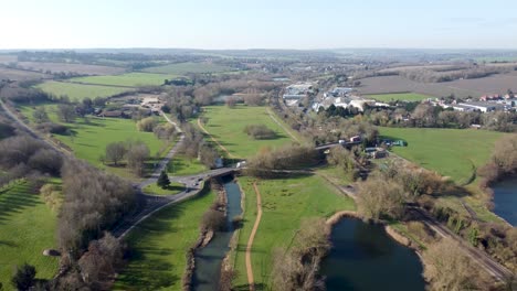 Vista-Aérea-De-La-Idílica-Y-Verde-Campiña-Británica-De-Canterbury-Tire-Hacia-Atrás-Por-Encima-Del-Paisaje-De-La-Aldea-De-Chartham-River-Stour