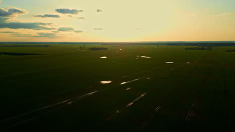 Temprano-En-La-Mañana-Antes-Del-Amanecer-Campo-De-Césped-Aéreo-Lento-Después-De-Una-Noche-Lluviosa-Cielo-Despejado