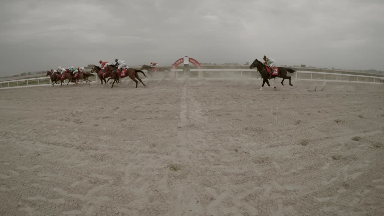 두 장면: 경주 말들이 중국에서 결승선을 통과합니다.