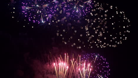 Un-Chorro-De-Coloridos-Fuegos-Artificiales-Ilumina-El-Cielo-Nocturno