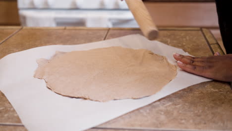 Unseren-Teig-Auf-Wachspapier-Rollen,-Um-Passahbrot-Zu-Machen