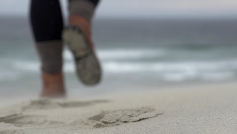 Eine-Person,-Die-Auf-Sand-Wandert,-Wenn-Es-Sehr-Windig-Ist