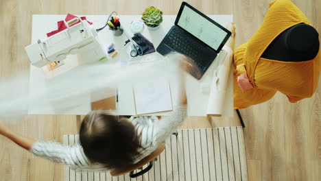 diseñador de moda en el trabajo