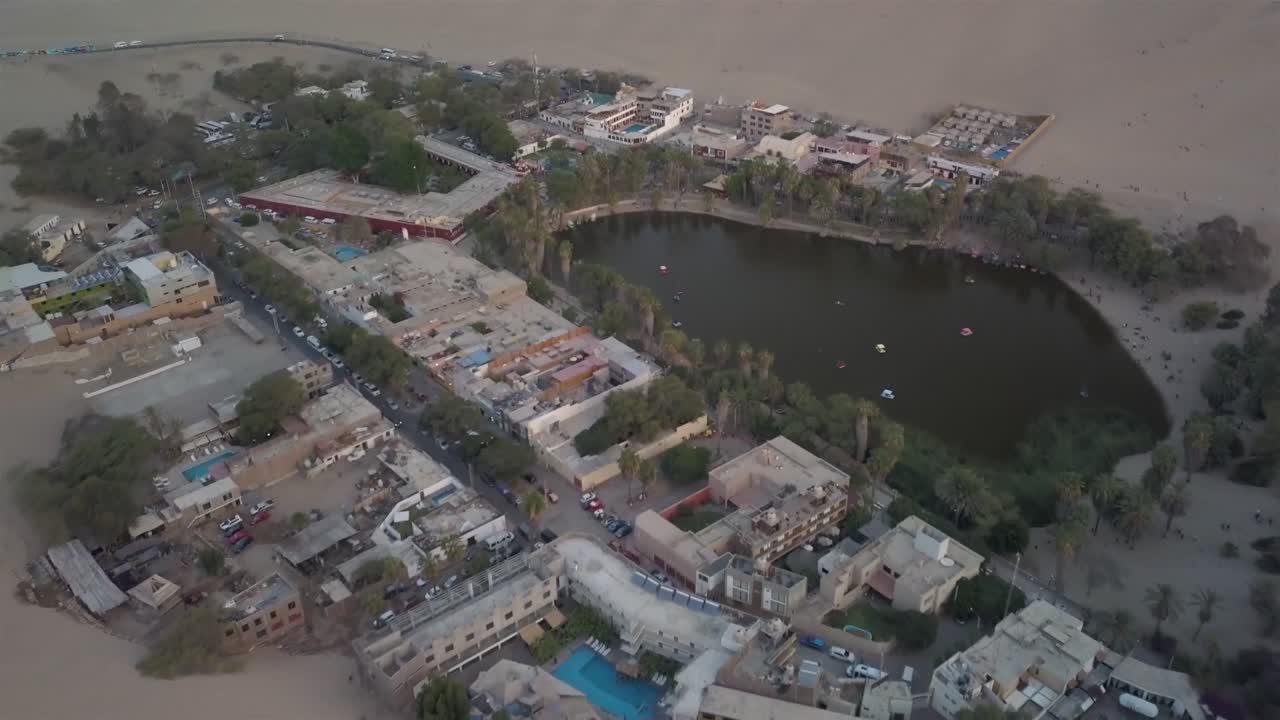 페루 huacachina의 4k 공중 촬영