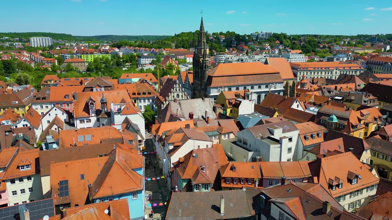 Video aereo con drone in 4K della storica Chiesa di San Giovanni nella Città Vecchia del centro di Ansbach, Germania.
