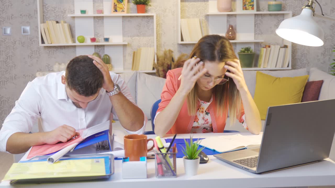 Coppia sposata che lavora in smart working