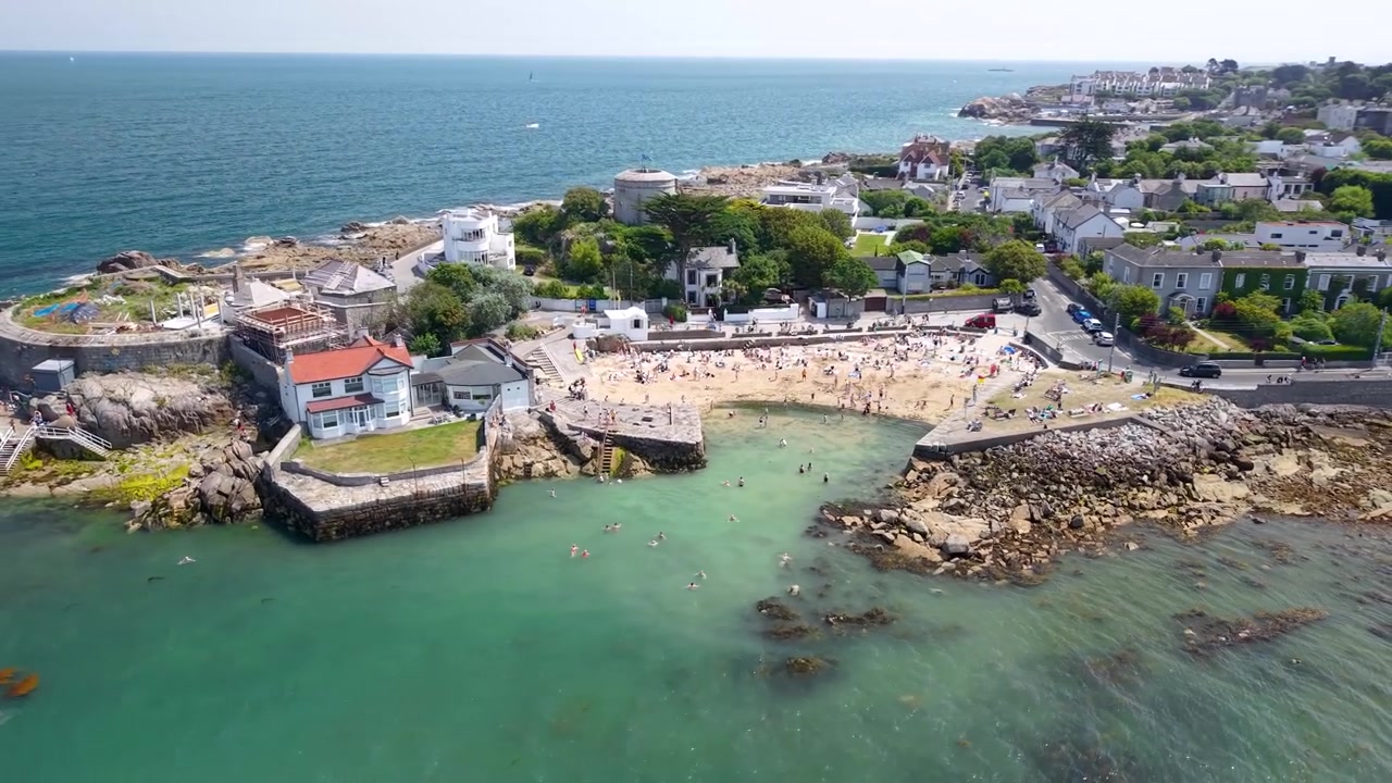 Panorama aereo della vivace spiaggia di Sandycove durante un affollato weekend estivo, Dublino, Irlanda