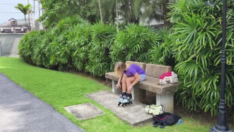 mujer poniendo patines en un parque tropical