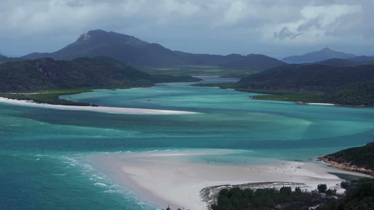 hill inlet lookout drone aéreo vuelo panorámico whitsundays qld australia velero yates whitehaven playa isla de hamilton airlie parque nacional turistas claro océano turquesa agua nublada hacia adelante