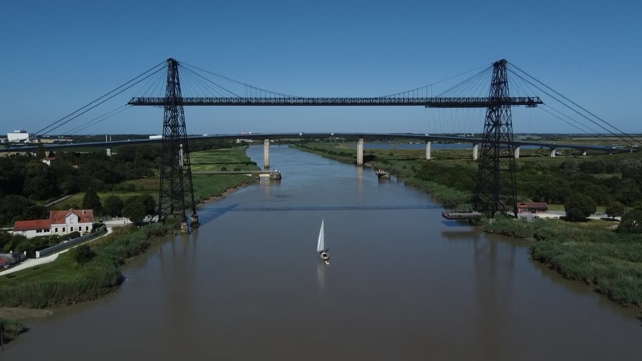 프랑스 로쉬포르 수르메르의 트랜스포터 다리 에서 항해하는 선박