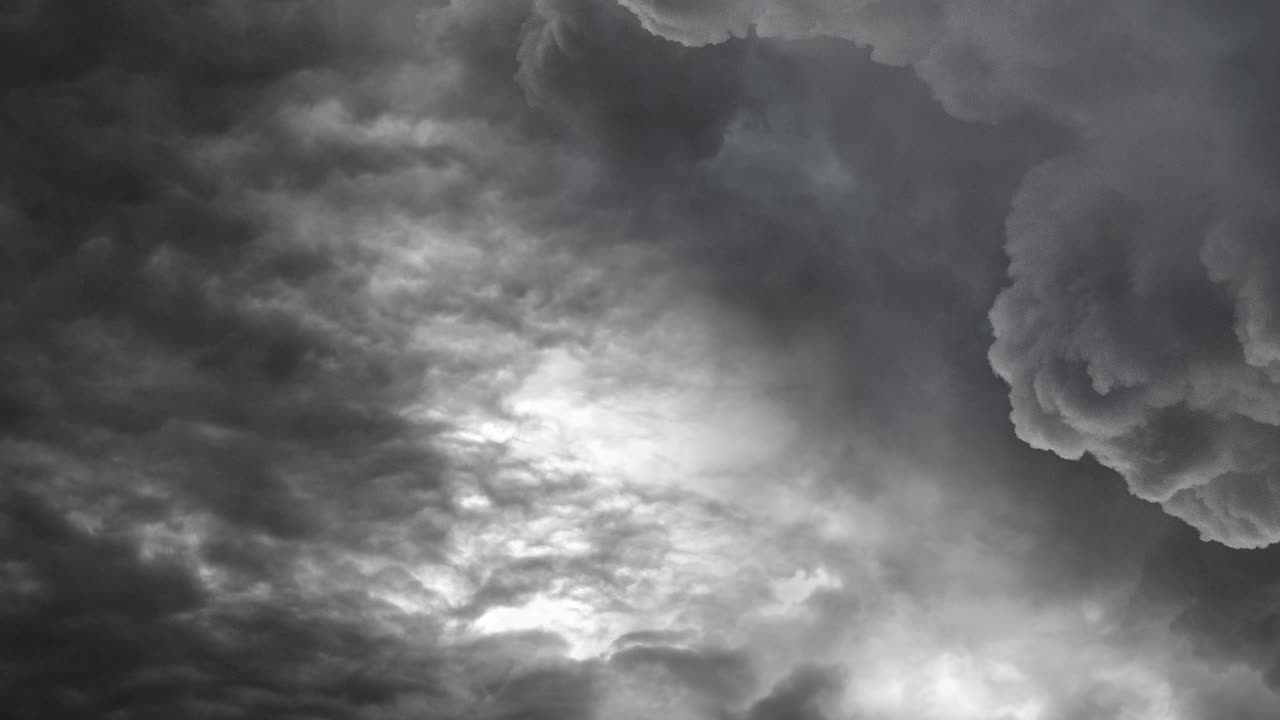 자연의 서사시적인 폭풍 비디오. 4k