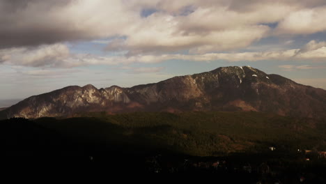 toma aérea de drones de la hermosa cordillera de bucegi en rumania