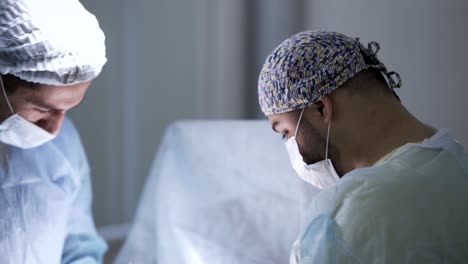 cirujanos en una sala de operaciones