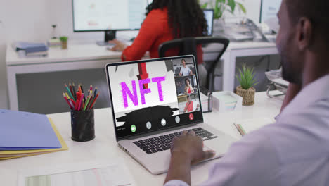 video de un hombre afroamericano haciendo una llamada de video nft en la computadora portátil con compañeros de trabajo