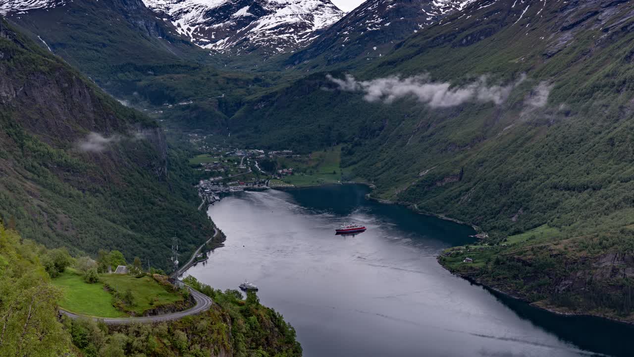 tráfico pesado de barcos en el fiordo de geiranger