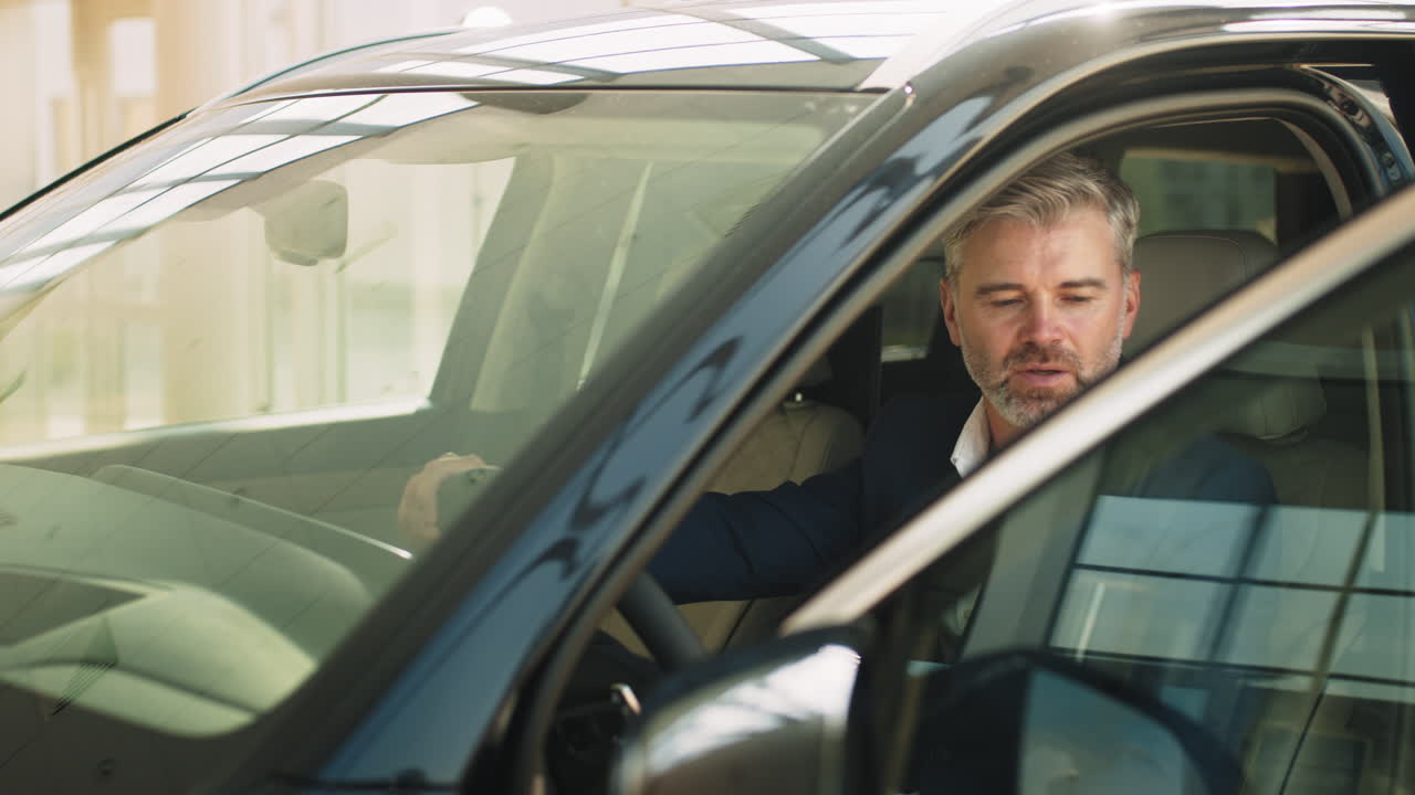 럭셔리 suv를 테스트하는 사업가