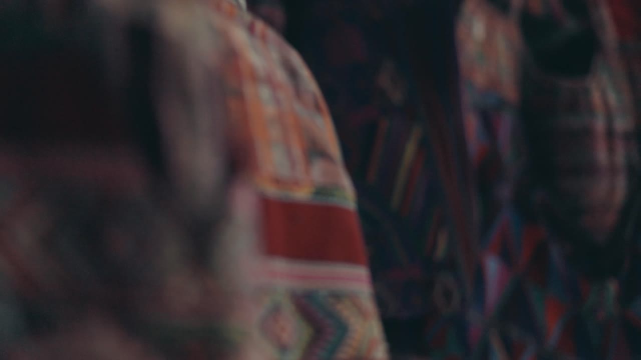 productos nativos elaborados por personas de la etnia maya que se exhiben en mercados locales en antigua guatemala, américa central