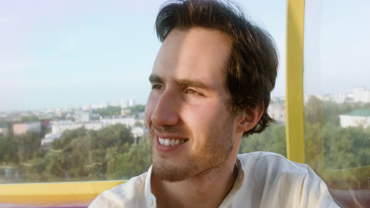 행복한 남자가 재미를 느끼고