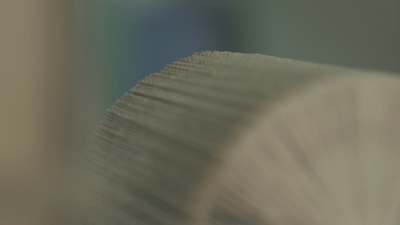 primer plano de un hombre irreconocible tocando la guitarra eléctrica en el estudio de grabación