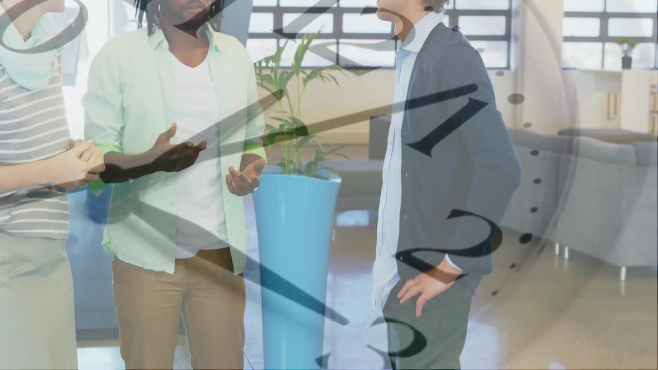 다양한 동료들이 일을 논의하는 시계를 움직이는 애니메이션