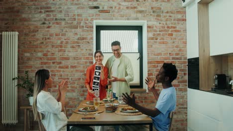 amigos celebran un anuncio de embarazo