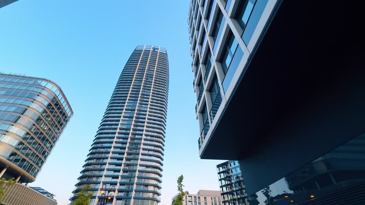 Arquitectura moderna en un entorno urbano. Edificios de gran altura definen el horizonte en una zona urbana vibrante durante un día despejado con luz solar suave.