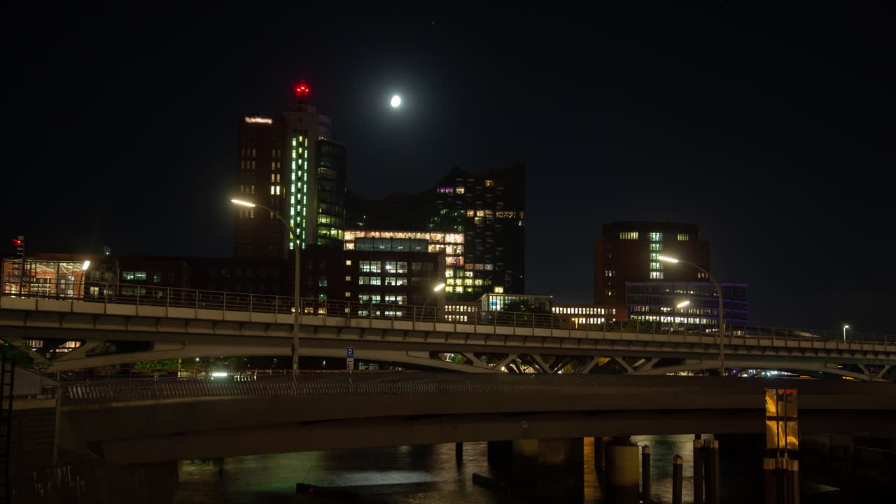달과 함께 함부르크의 밤 스카이라인