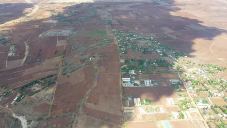 Foque-Alto-Hacia-Abajo-De-Un-Hermoso-Paisaje-En-Kenia-Con-Granjas-Verdes