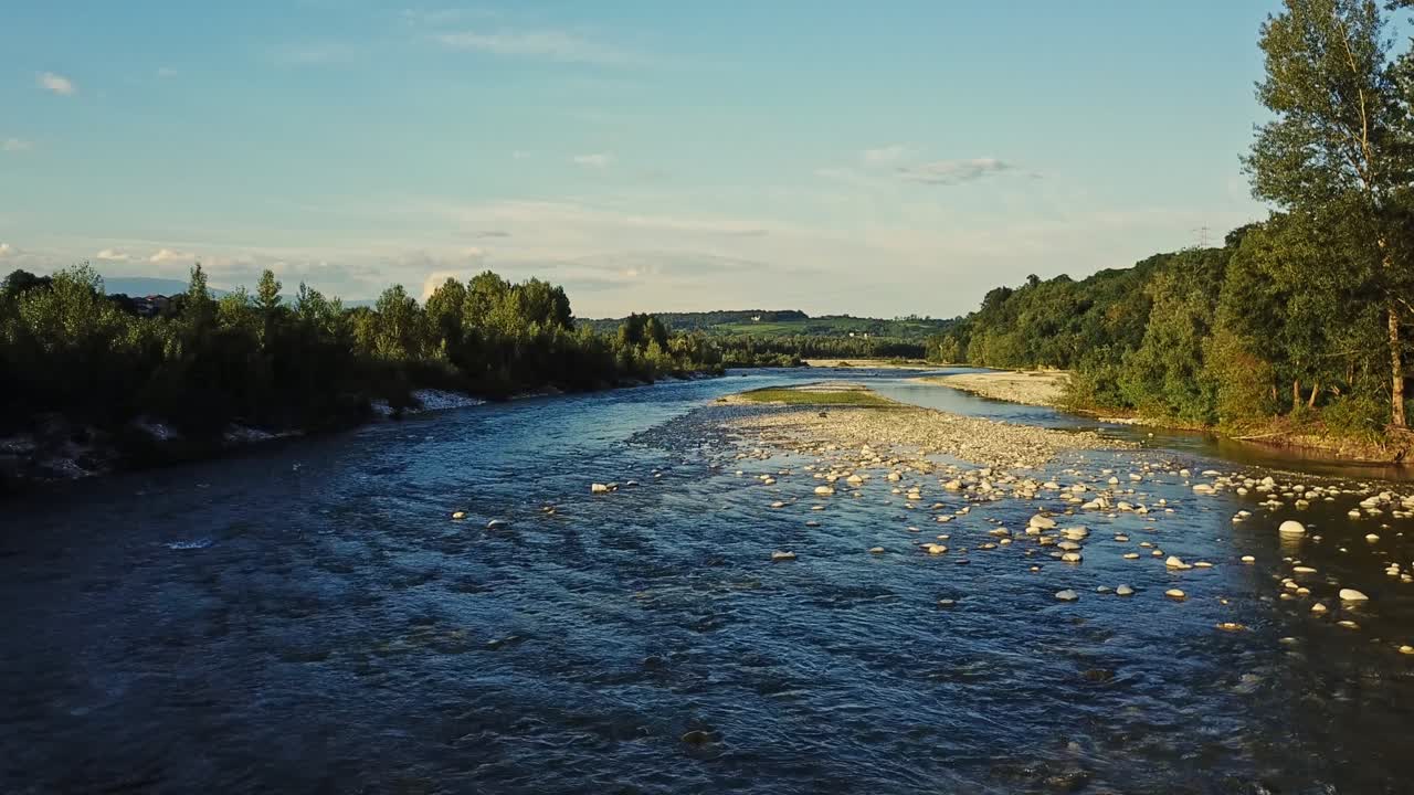 Vista aerea con drone lungo il fiume Piave in Italia, serena tranquillità.