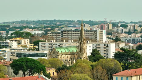 montpellier desde arriba: una mezcla de grandeza eclesiástica y vida urbana.