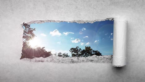 video creativo de 4k de nubes que se mueven rápidamente en el cielo azul al atardecer con llamaradas solares que son visibles a través de un agujero con bordes rasgados en viejo papel vintage retro grunge.