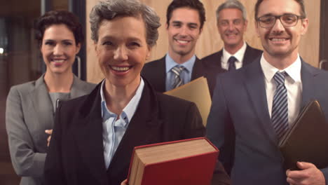 abogados sonrientes sosteniendo documentos
