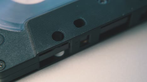 movimiento a lo largo de una cassette compacta retro sobre fondo blanco