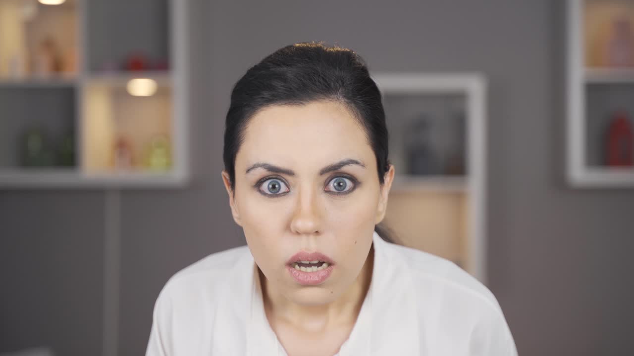 la joven está sorprendida.